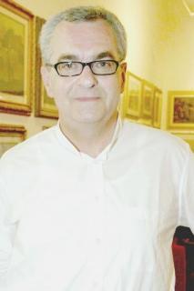 Il nuovo assessore all’urbanistica Luigi Nigi e a destra la facciata di un palazzo di edilizia popolare