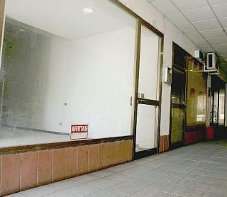 Due immagini dei negozi abbandonati nella galleria