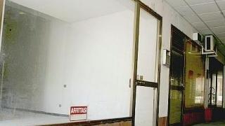 Due immagini dei negozi abbandonati nella galleria