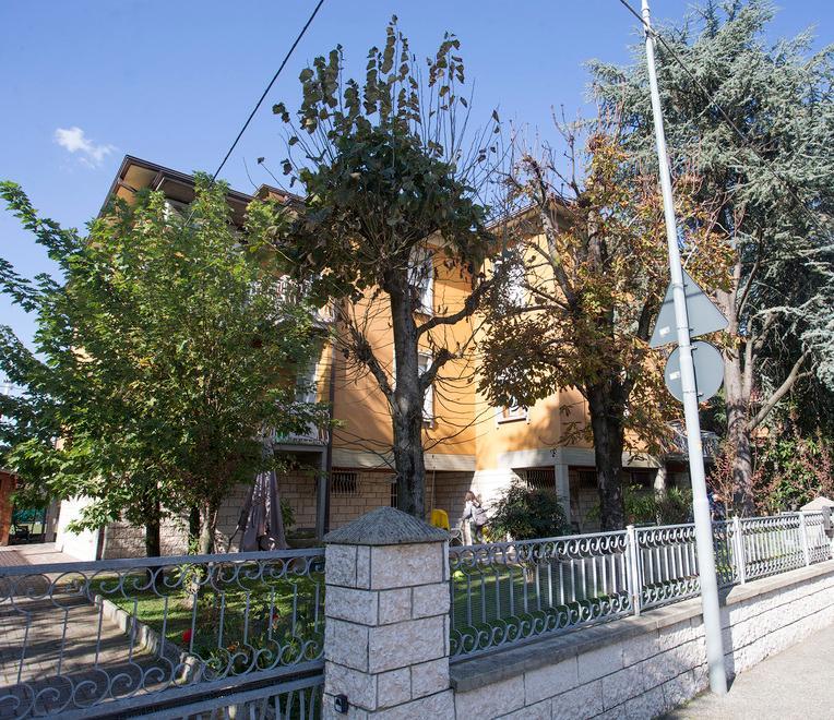 Modena, torna a casa e scopre i ladri: viene minacciato con un coltello 