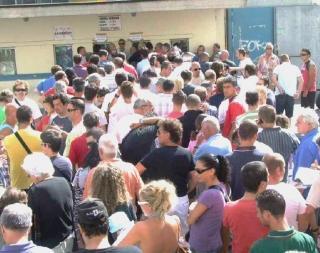 Due immagini delle file al Pisa Pount per il ritiro dell’abbonamento e per la prevendita dei biglietti di Pisa-Riccione, e a destra i nerazzrri davanti alla tribuna dopo il momentaneo 1-1 con il Ponsacco in Coppa: è già altissima la febbre nerazzurra