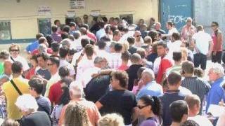 Due immagini delle file al Pisa Pount per il ritiro dell’abbonamento e per la prevendita dei biglietti di Pisa-Riccione, e a destra i nerazzrri davanti alla tribuna dopo il momentaneo 1-1 con il Ponsacco in Coppa: è già altissima la febbre nerazzurra
