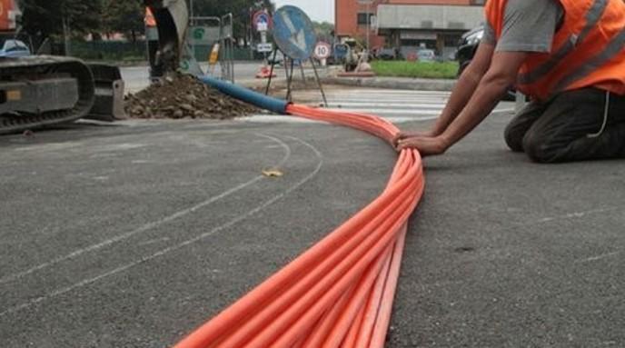 Da oggi riaprono i cantieri per la posa della fibra ottica