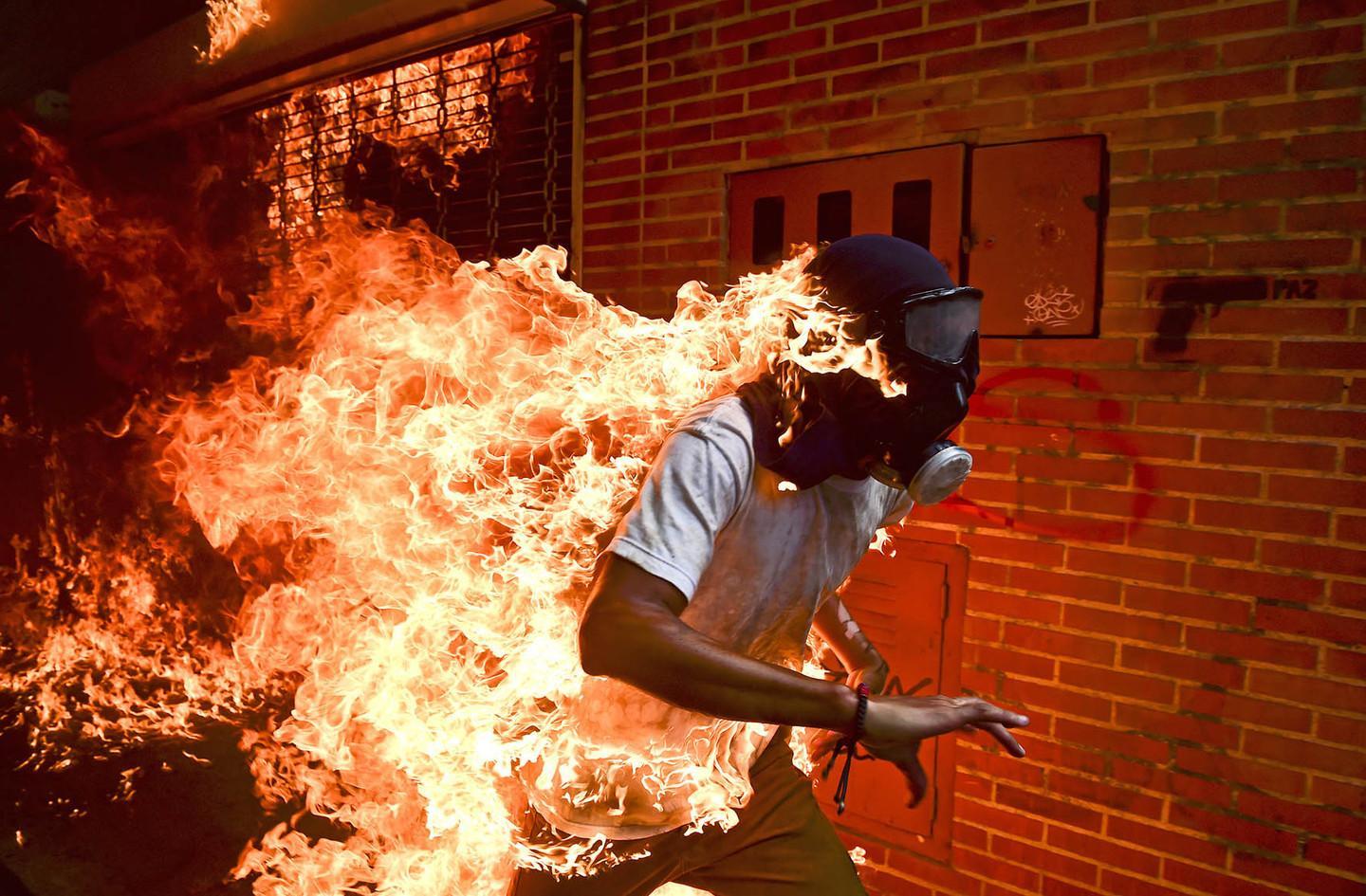 Il dramma della guerra nelle fotografie più belle del mondo: mostra a Gavoi