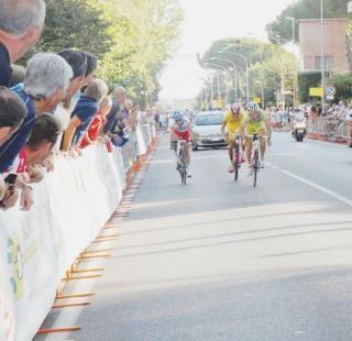 Alcuni momenti del Mondiale Amatori Uisp di ciclismo che si è corso ieri sulle strade della Valdera e del Valdarno