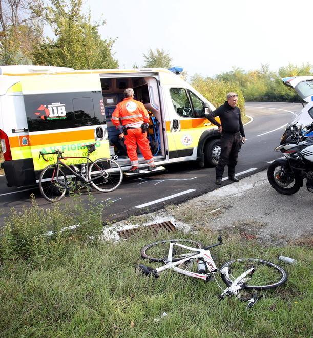 Scontro tra due cicloamatori e un motociclista 