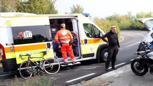 Scontro tra due cicloamatori e un motociclista
