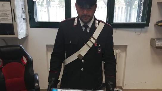 Era alla guida di un’auto con la targa contraffatta