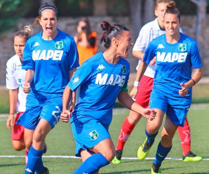 Sassuolo, poker al Bari e resta al comando