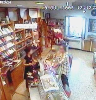 <strong>IL FILMATO SU ILTIRRENO.IT</strong> Il complice al bancone del bar distrae la ragazza mentre l’uomo si china e prendere i soldi dal portafoglio prima di fuggire fuori dal locale dove i due si ritrovano