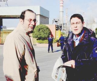 Ruggeri (sulla destra) con Trotta di Rifondazione davanti alla raffineria