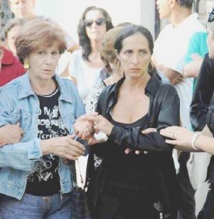 Le due madri straziate dal dolore e un momento dei funerali