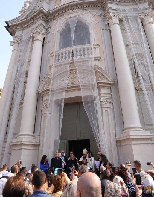 Pienone per l’inaugurazione 
