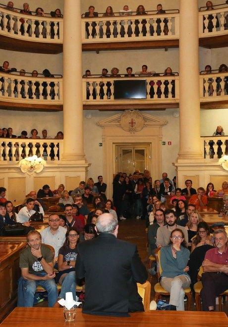 Umberto Galimberti «Bisogna di nuovo educare ai sentimenti raccontando storie» 