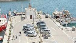 Un tratto del molo di Alto Fondale dove ormeggiano i pescherecci
