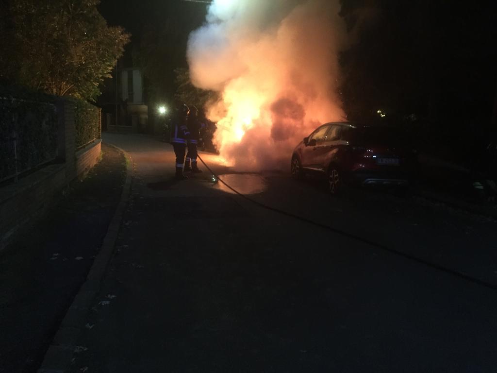 Modena, rogo nella notte: auto distrutta dalle fiamme