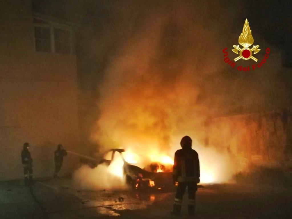 Cagliari, due auto distrutte dalle fiamme