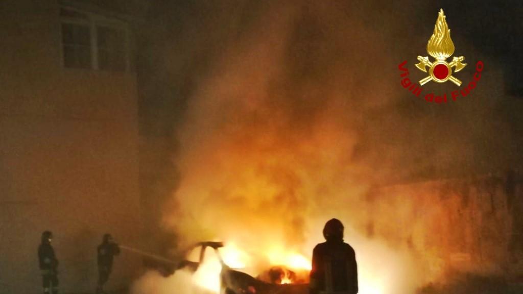Cagliari, due auto distrutte dalle fiamme