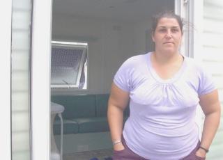 A sinistra Meggy una delle donne sinti che vivono nel campo nomadi di via Prato accanto i rifiuti abbandonati in basso a sinistra Vittorio a destra una gallina in putrefazione dentro un casottino