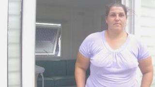 A sinistra Meggy una delle donne sinti che vivono nel campo nomadi di via Prato accanto i rifiuti abbandonati in basso a sinistra Vittorio a destra una gallina in putrefazione dentro un casottino