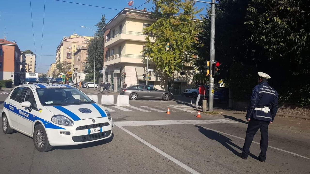 Modena, tranciati cavi del filobus: feriti agente e addetto Seta