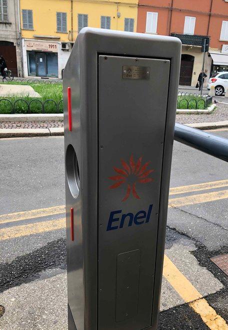 Una colonnina per la ricarica di auto elettriche