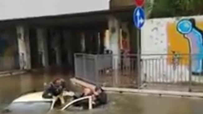 Si tuffa nel canale e salva una donna, sarà cittadino benemerito di Alghero