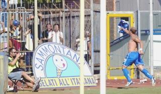 Claudio Coralli corre verso la Curva nord sventolando la maglietta azzurra: è il suo modo per celebrare, insieme ai tifosi, il ritorno al gol