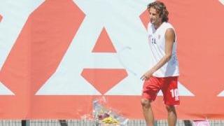 <strong>IN RICORDO.</strong> Luigi Consonni depone un mazzo di fiori in onore di Marco Veltroni, il portiere morto in un incidente