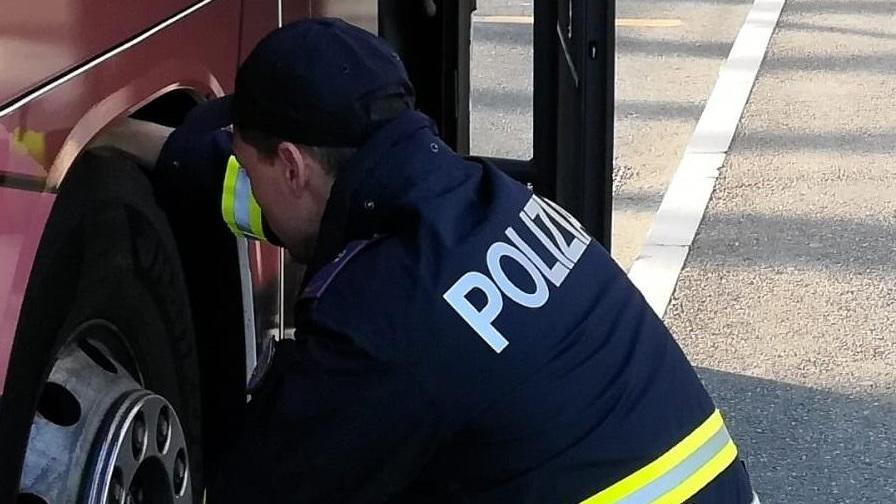 Reggio Emilia, autobus dei pendolari diretti alla Mediopadana fermati per gravi irregolarità