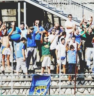 Il pubblico della curva e, a destra il golden boy Davide Bariti
