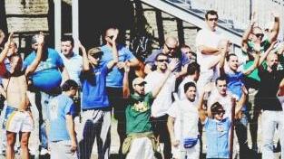Il pubblico della curva e, a destra il golden boy Davide Bariti
