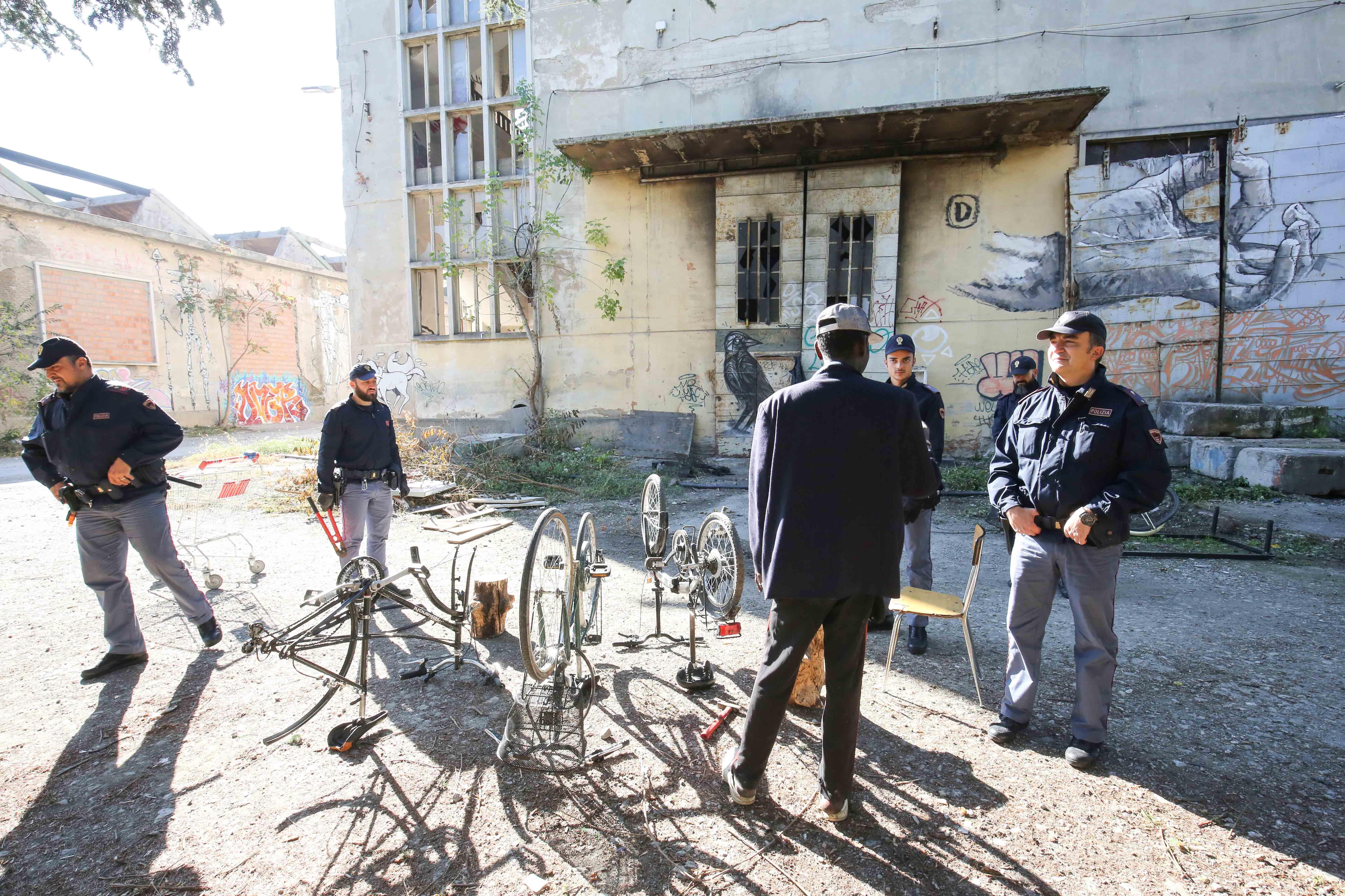 Reggio Emilia, il Comune sulle ex Officine Reggiane: «Iniziati i trasferimenti dei senzatetto regolari» 