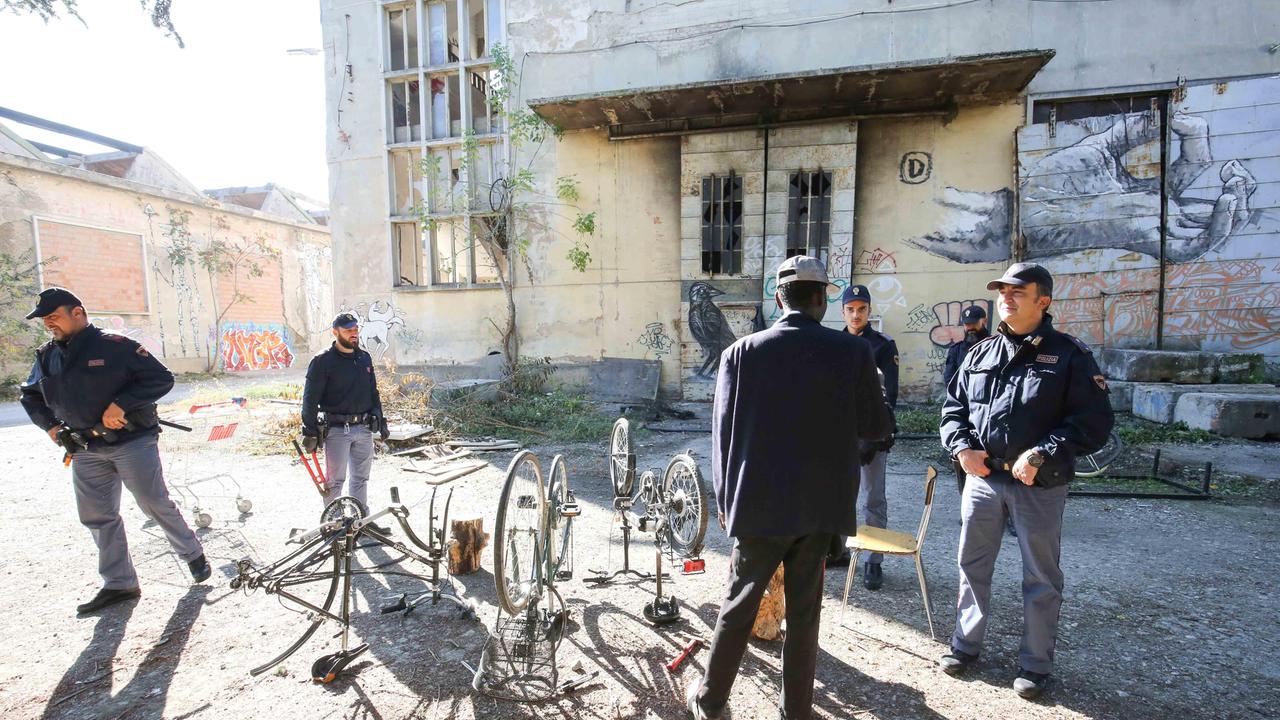 Reggio Emilia, il Comune sulle ex Officine Reggiane: «Iniziati i trasferimenti dei senzatetto regolari»