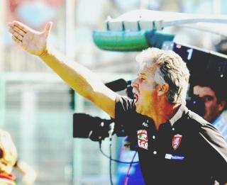 <strong>URLA.</strong> Mister Elio Gustinetti dà ordini dalla panchina    <strong>FESTA.</strong> Vitiello si congratula con Conteh dopo la rete del pareggio A destra un cross di Mora