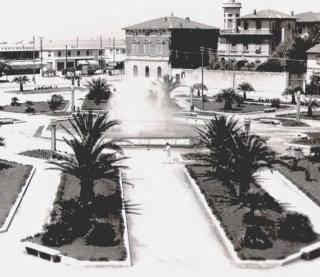 Un’immagine storica della piazza, pre Casa del fascio