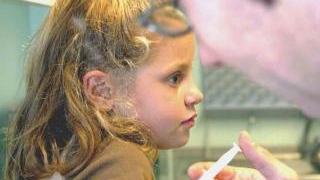 Accanto, la sede dell’Asl Più a sinistra, una bambina attende il vaccino e sotto una dottoressa (Foto d’archivio)