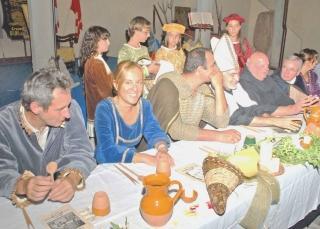 Una bella immagine della tavola per la festa di Castruccio Al centro Federica Fratoni presidente della Provincia