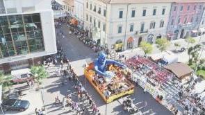 Passano i carri, il pubblico c'è