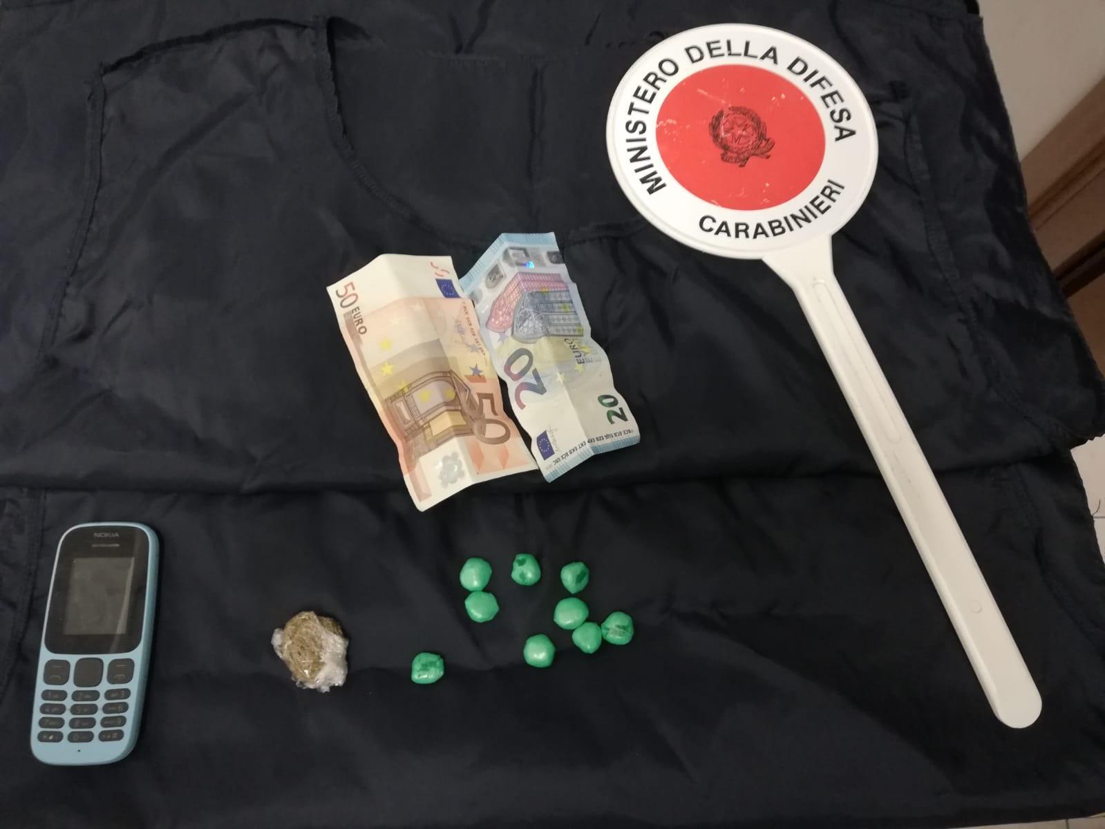 Con le dosi di cocaina in bocca, pusher arrestato 