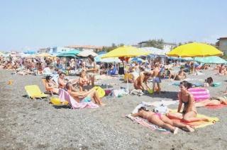 Bagnanti sulla spiaggia libera di Marina