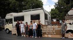 Protestano le famiglie nomadi a Massa "Dateci almeno un'area con acqua e gas"