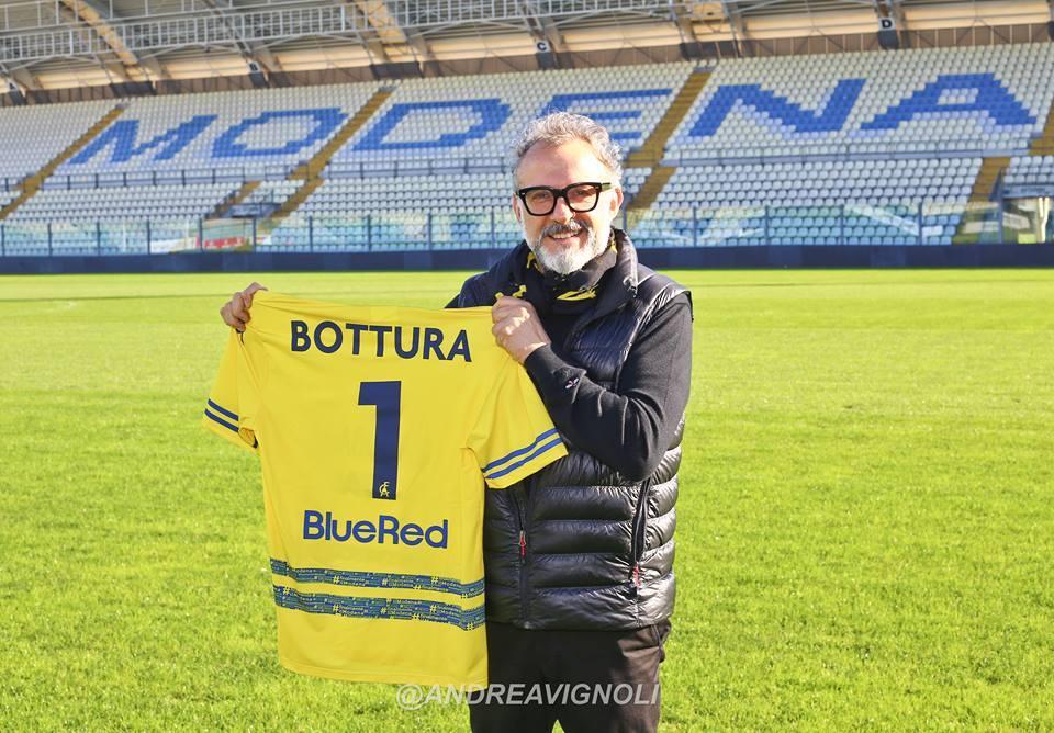 Massimo Bottura con la maglia personalizzata