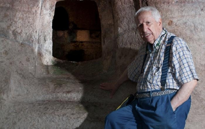 Ercole Contu davanti alla domus de janas di Santu Predu ad Alghero (foto Nicola Castagna)