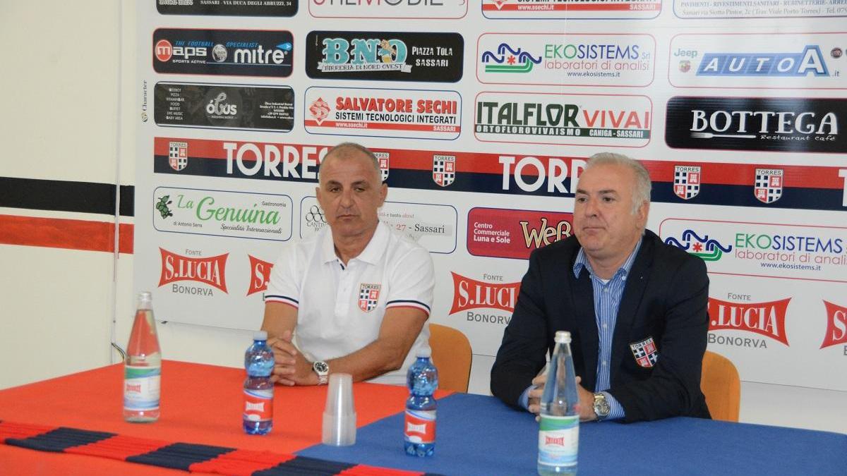 L'ormai ex allenatore della Torres Pino Tortora con il presidente Salvatore Sechi