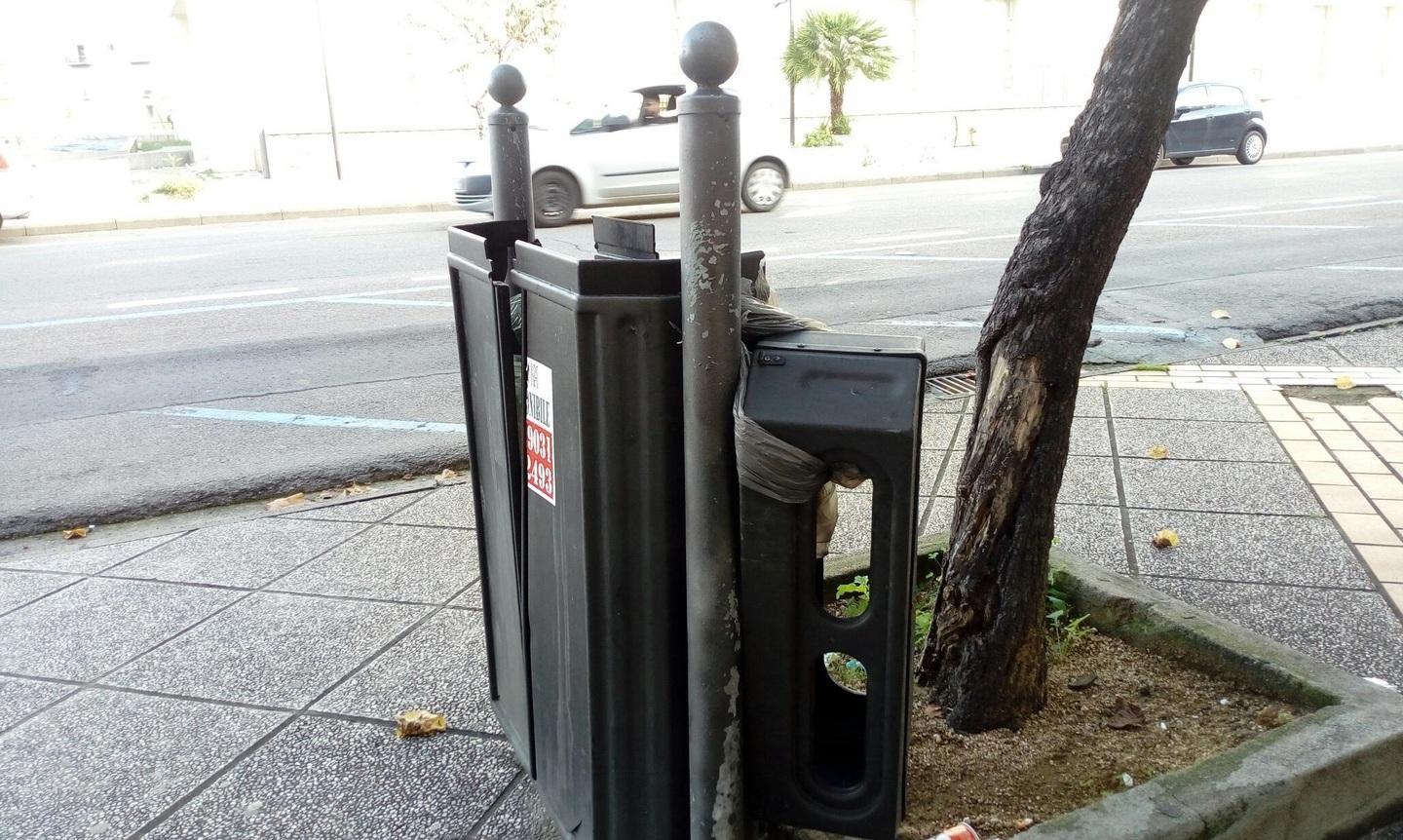 Vandali in azione, distrutti i cestini 