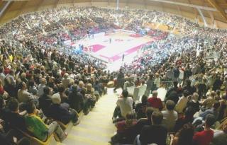 Il PalaLivorno pieno di pubblico: c’era una volta il basket di serie A