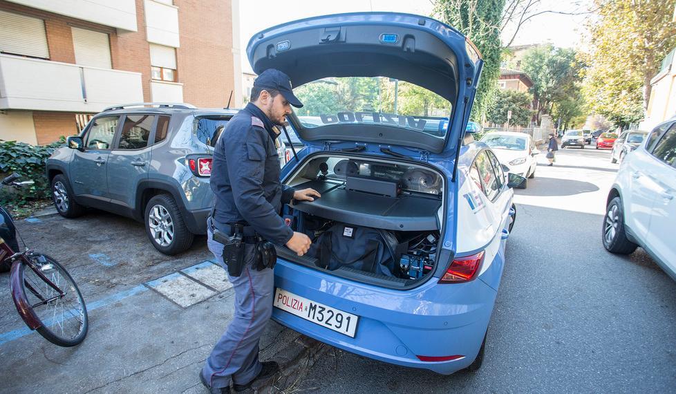 Scopre ladri di bici e ne fa arrestare uno dopo una rissa