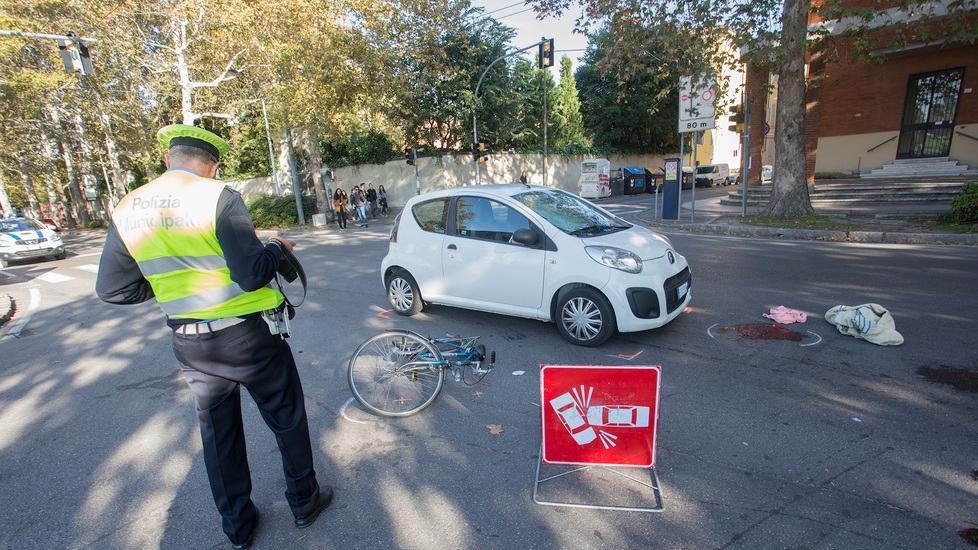 Grave anziano travolto in bicicletta