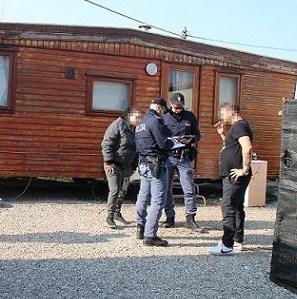 Posti di blocco e controlli in città di Polizia e vigili